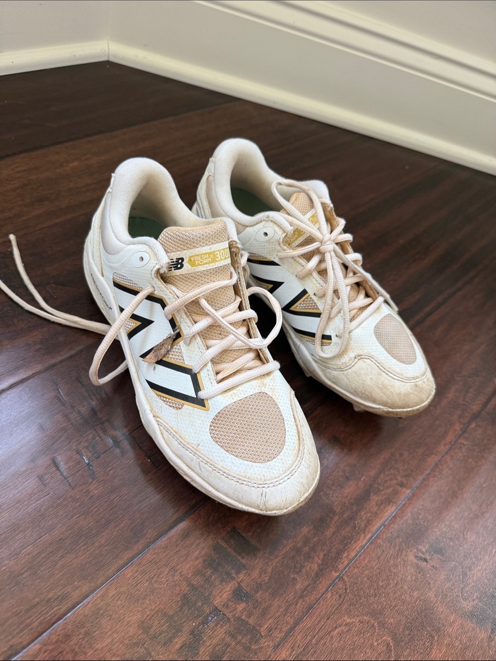 New Balance Mens Fresh Foam 3000 Beige & White cleats
